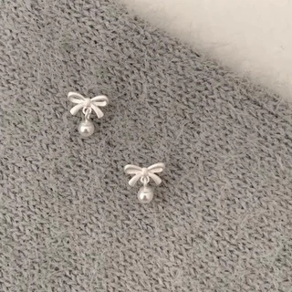 Jinjoo ต่างหูโบว์ รุ่น Dainty Bow Pearls ดีไซน์น่ารักสดใส ลุคคุณหนู (แป้นทับเงินแท้925+จุกยาง) รหัส A45