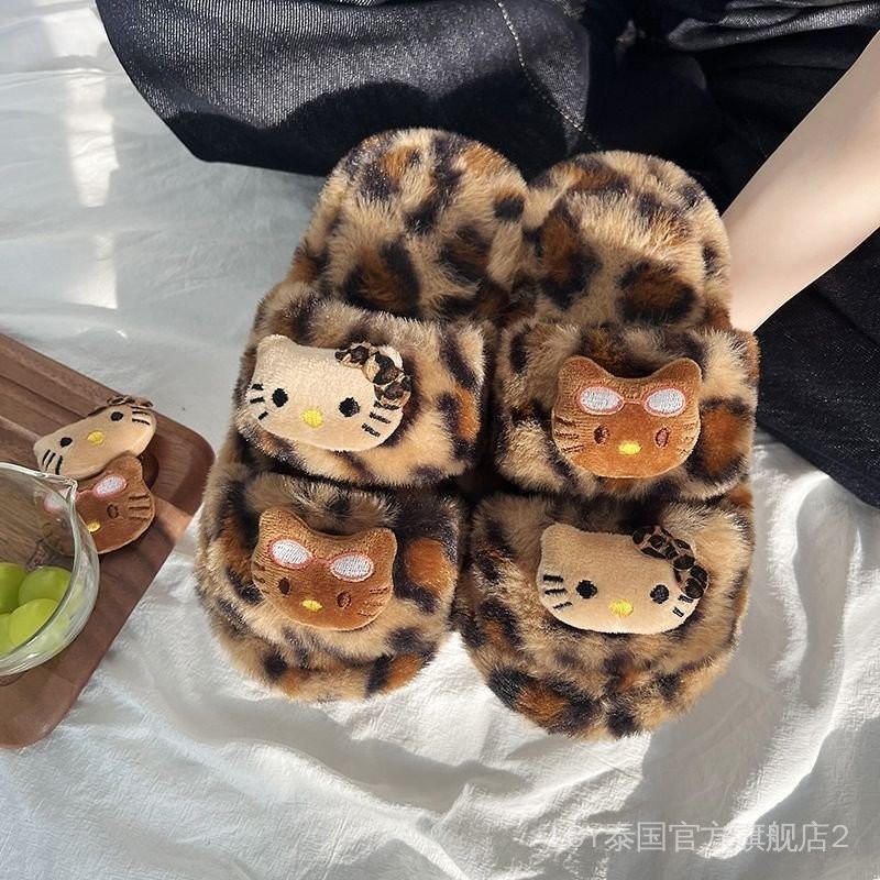 รองเท้าแตะขนน่ารัก Hello Kitty รองเท้าแตะผ้าฝ้ายอุ่นสไตล์สาวร้อนพิมพ์ลายเสือดาวพื้นหนาสำหรับใส่ด้านนอก2025สำหรับผู้หญิง