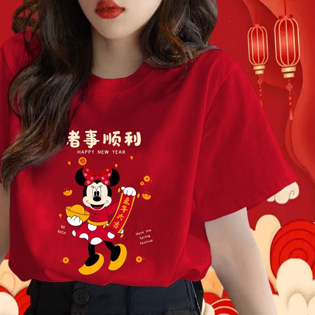 hot🔥ปกติ✨ พร้อมส่ง เสื้อปีใหม่ Happy New Year& Mickey Mouse 2025 2568  ลายงูจักรราศี  สีแดง สําหรับผ