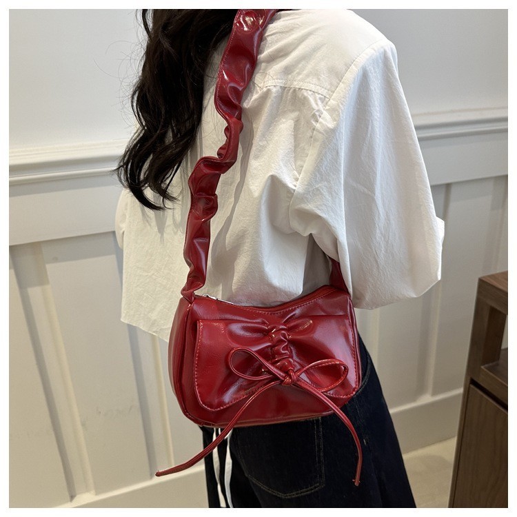 Lucky girl: กระเป๋าสะพายไหล่เดี่ยว Bow high beauty จีบใหม่แฟชั่น combuting high-end niche crossbody รักแร้กระเป๋า EP6617