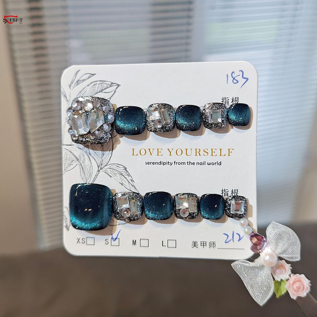 เล็บเท้าปลอมสีเขียวมันวาวกับ พลอยเทียม มีเสน่ห์ สวมใส่สบายเล็บแต่งเล็บ