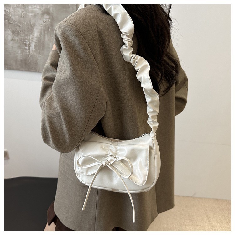Lucky girl: กระเป๋าสะพายไหล่เดี่ยว Bow high beauty จีบใหม่แฟชั่น combuting high-end niche crossbody รักแร้กระเป๋า EP6617