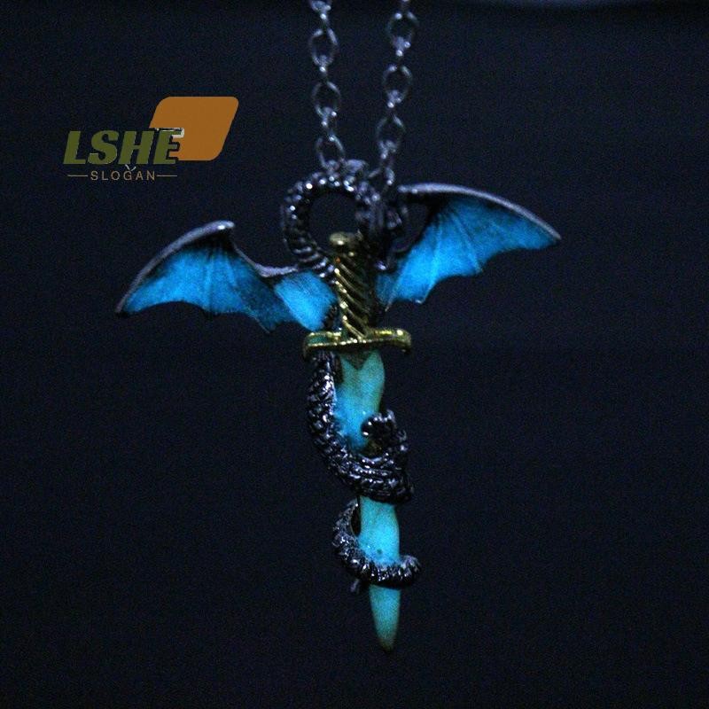 [LSHE] สแตนเลสเรืองแสงบินดาบมังกรจี้สร้อยคอบุรุษเครื่องประดับใหม่