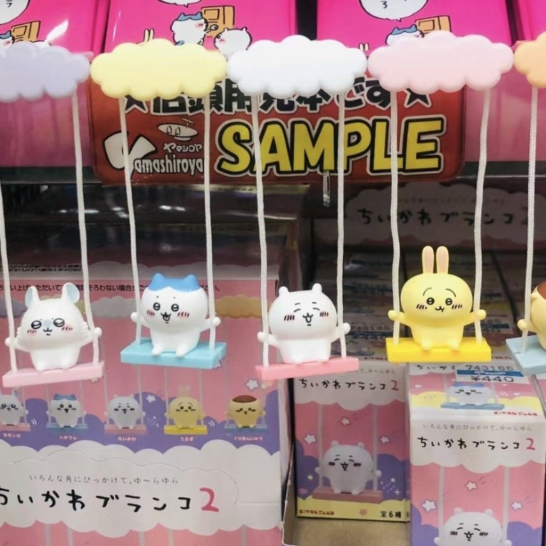 ญี่ปุ่น 2nd Shot Self-Laughing Bear นั่งบน Swing chikawa chikawa ตุ๊กตารูปตกแต่งกล่องปริศนา