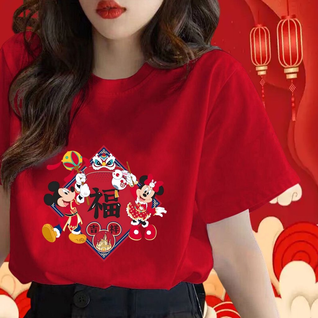 [พร้อมส่ง] hot new  เสื้อปีใหม่ Happy New Year& Mickey Mouse 2025   ลายงูจักรราศี  สีแดง สําหรับผู้ช