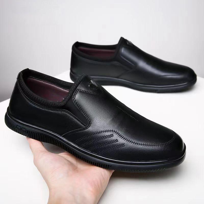 ขายร้อน [ข้อเสนอพิเศษ Clearance] Soft Sole Soft Surface รองเท้าผู้ชายน้ําหนักเบาธุรกิจลําลองแบบสวมรองเท้าหนังสีขาวรองเท้าพ่อ