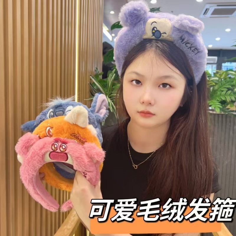 ตุ๊กตาหมีสตรอเบอร์รี่น่ารัก พร้อมคาดศีรษะมิกกี้และหูฟัง สไตล์การ์ตูนสำหรับสวนสนุก