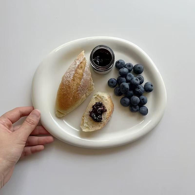 จานเซรามิกขอบกว้างสีขาวบริสุทธิ์สไตล์อินสตาแกรม จานขนมไม่สม่ำเสมอ จานอาหารเช้า จานอาหารตะวันตก จานเก็บเครื่องประดับ - รูปที่ 2