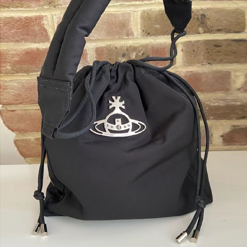 Vivienne Westwood ผ้าไนลอนลําลองอเนกประสงค์ กระเป๋าถือสะพายไหล่ Saturn กระเป๋าใต้วงแขนแบบมีเชือกรูด