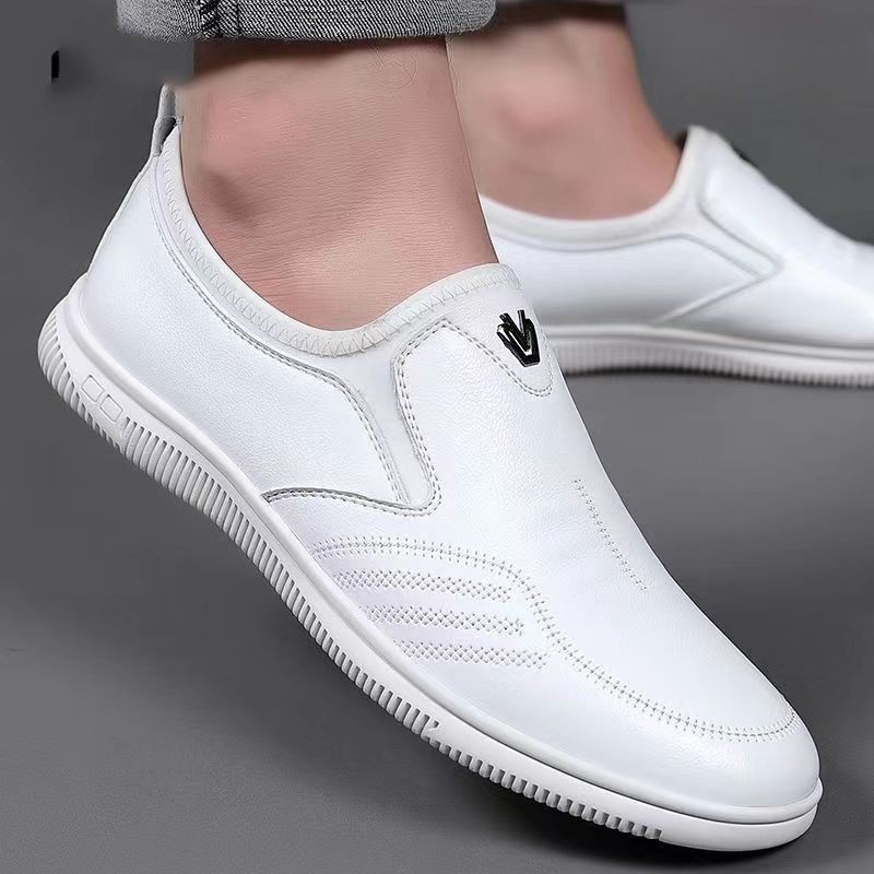 ขายร้อน [ข้อเสนอพิเศษ Clearance] Soft Sole Soft Surface รองเท้าผู้ชายน้ําหนักเบาธุรกิจลําลองแบบสวมรองเท้าหนังสีขาวรองเท้าพ่อ