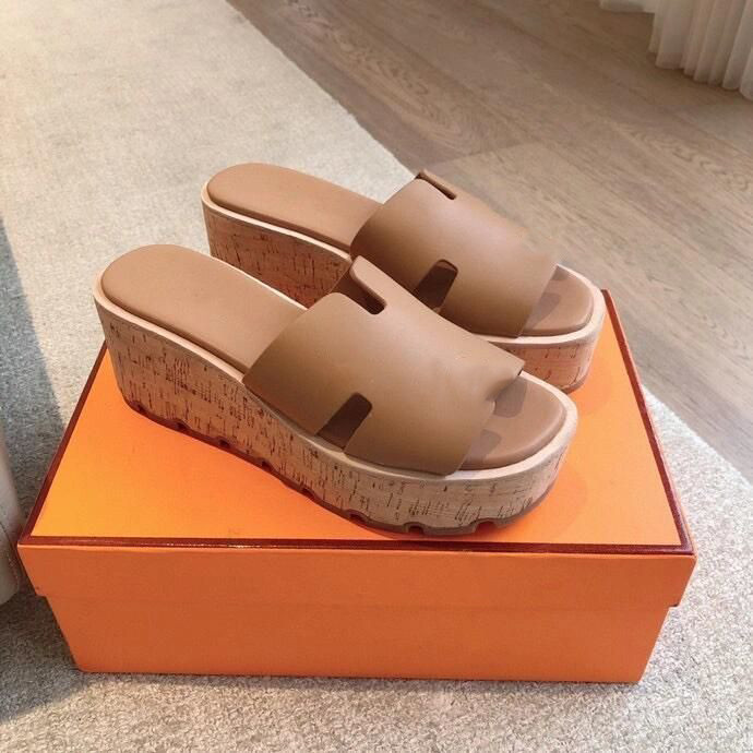 รองเท้าแตะผู้หญิง 2024 แบบใหม่ ฤดูร้อน สไตล์ casual แพลตฟอร์ม wedge เพิ่มความสูง