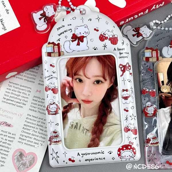 cardholder ที่ใส่บัตร ต้นฉบับลูกแมว PVC การ์ดแขนสีแดงดาวไล่ตามไอดอล 3 นิ้วการ์ดวิทยาเขตอาหารการ์ดเก็บการ์ดแพ็คจี้แสดงผลสร้างสรรค์