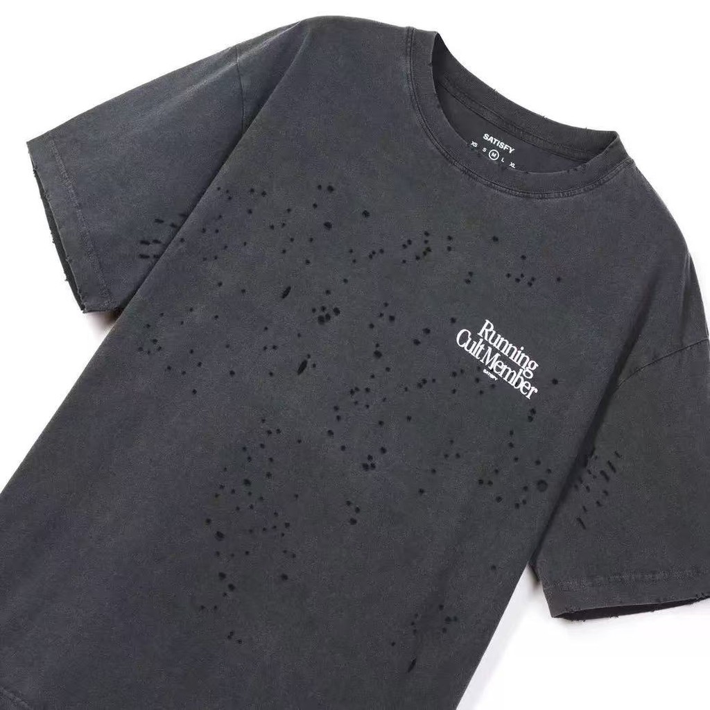 SATISFY Distressed เสื้อยืดแขนสั้นผ้าฝ้ายหลวมลําลอง