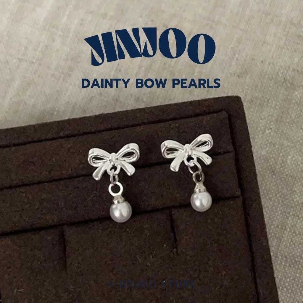 Jinjoo ต่างหูโบว์ รุ่น Dainty Bow Pearls ดีไซน์น่ารักสดใส ลุคคุณหนู (แป้นทับเงินแท้925+จุกยาง) รหัส A45