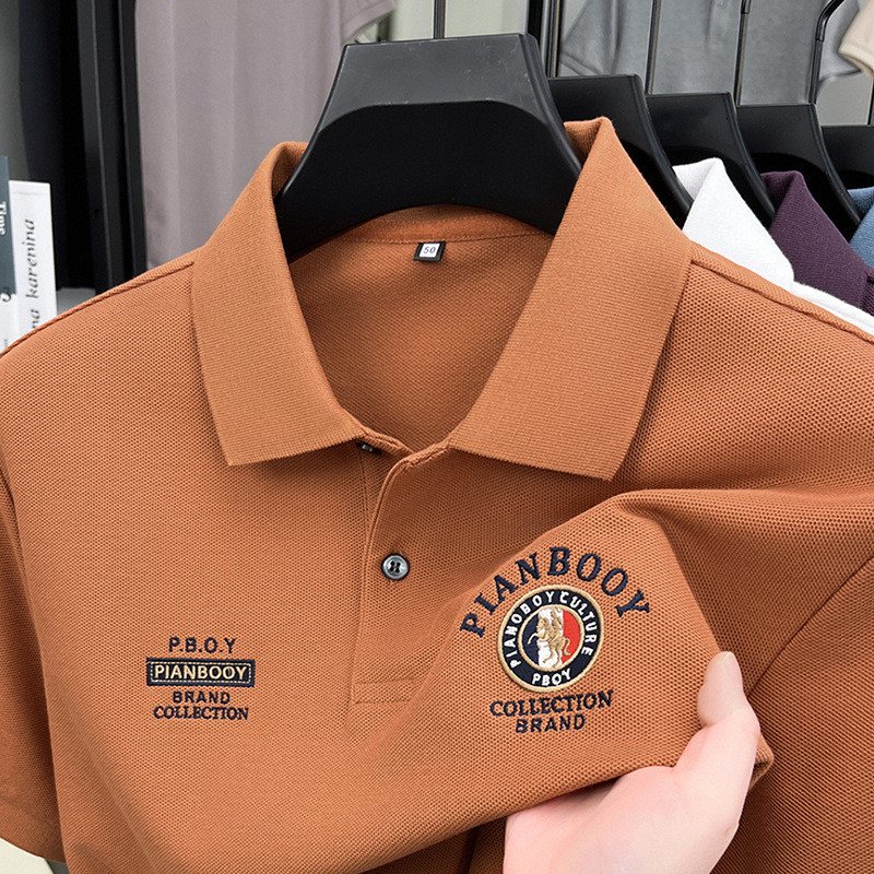 เสื้อโปโลแขนสั้นผู้ชาย ฤดูร้อน 2025 สไตล์ใหม่ ระบายอากาศได้ดี ออกแบบพลิกลำลอง