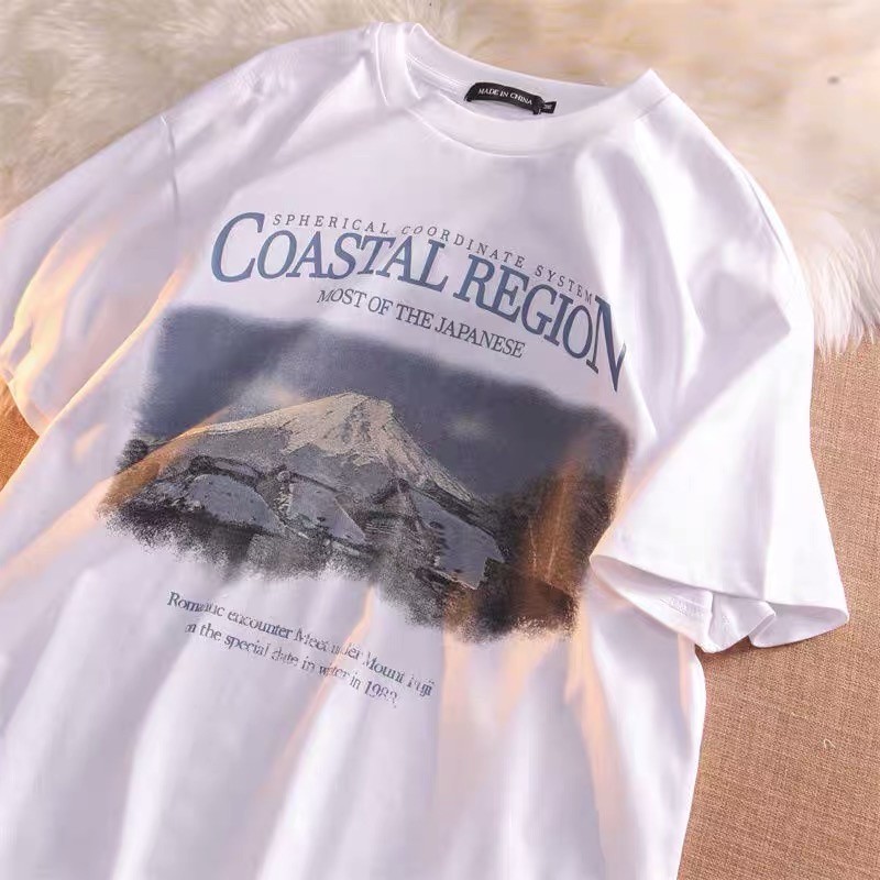 แฟชั่นเทรนด์คอกลมผู้ชายเสื้อยืดผ้าฝ้ายสวมใส่สบายลวดลายพิมพ์นุ่มแขนสั้นผู้ชายลําลอง