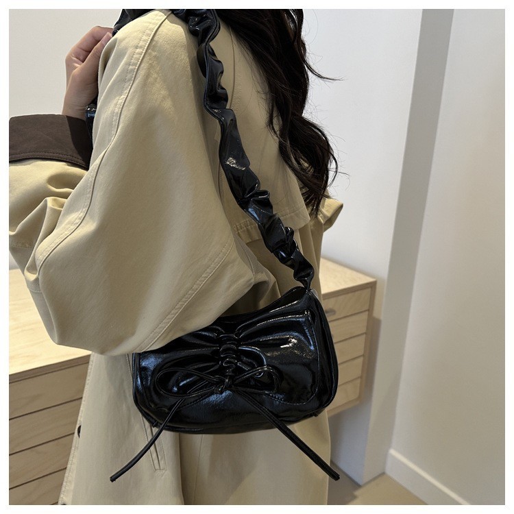 Lucky girl: กระเป๋าสะพายไหล่เดี่ยว Bow high beauty จีบใหม่แฟชั่น combuting high-end niche crossbody รักแร้กระเป๋า EP6617