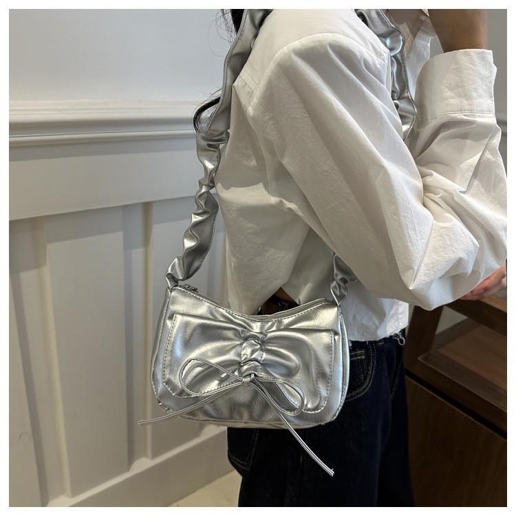 Lucky girl: กระเป๋าสะพายไหล่เดี่ยว Bow high beauty จีบใหม่แฟชั่น combuting high-end niche crossbody รักแร้กระเป๋า EP6617
