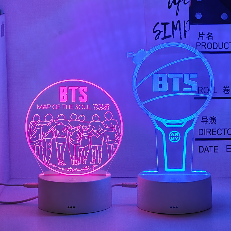 BTS สินค้า BTS BTS ขาตั้งรูปตุ๊กตา BTS ตุ๊กตา Idol Badge Idol Same Style Night Light ของขวัญ