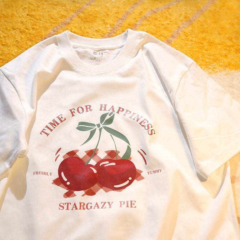 (A24/A25)เกาหลี เสื้อแบบดารา เสื้อยืดแขนสั้น ผู้ชาย ผู้หญิง ลายทาง ตัวอักษร หลวม ลายสกรีน ทุกฤดูกาล