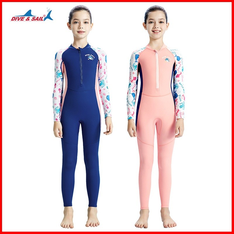 ชุดว่ายน้ำเด็กสาวยี่ห้อ DIVE & SAIL ขนาด 0.5 มม. จากวัสดุ Lycra สีครีม ออกแบบให้มีการ сохแห้งไว มีซิปรอบด้านหน้า และออกแบบใต้วงแขน เพื่อดำน้ำกลางแจ้ง