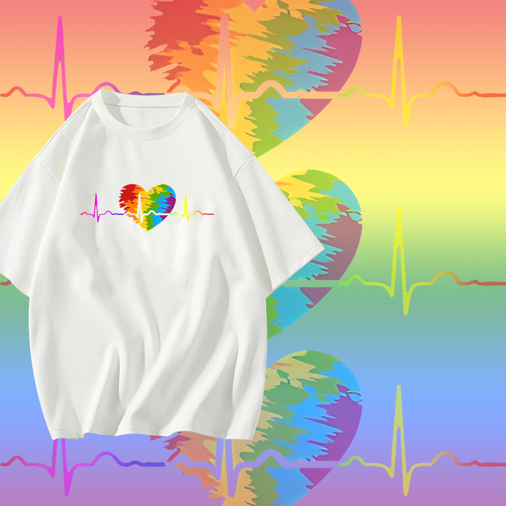 ผ้าฝ้ายพรีเมี่ยมลูกเรือ - เสื้อยืดคอกับ LGBTQ+ Themed Rainbow Heartbeat Graphic, อินเทรนด์ Inclusive