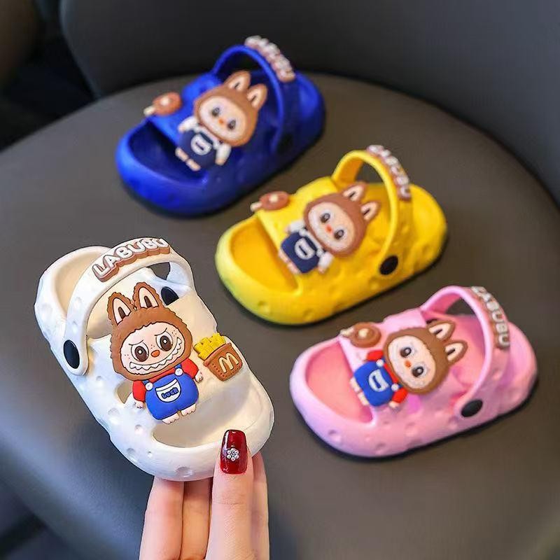 เด็กการ์ตูน LABUBU รองเท้าแตะฤดูร้อนเด็กใหม่การ์ตูนน่ารัก Soft Soles รองเท้าแตะชายหาดสําหรับชายหญิง