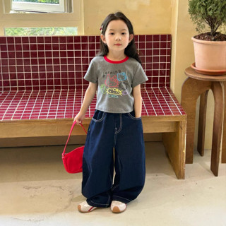 สาวเสื้อยืดหลวมกางเกงยีนส์สูท