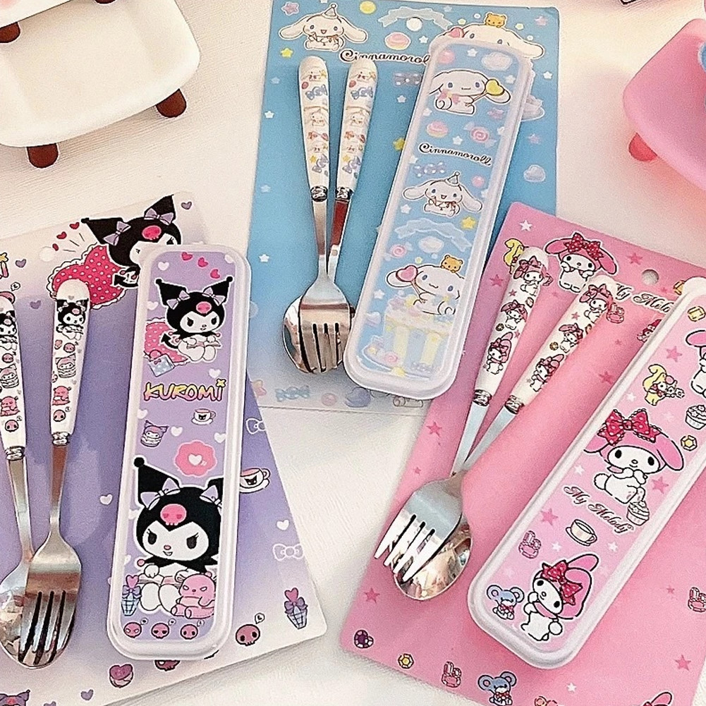 🐣 ชุดช้อนส้อมเด็กน้อย 🍴 ลายการ์ตูน 🎀 สเตนเลสอย่างดี 💎 มาพร้อมกล่องพกพา 🎒