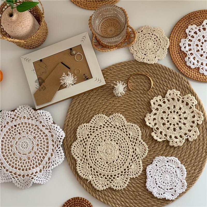 รอบ Hollow Lace Coaster ตารางผ้าเช็ดปากเย็บปักถักร้อยดอกไม้ Placemat ถ้วยกาแฟสีขาวเสื่อรับประทานอาหาร Home Wedding Party Decor