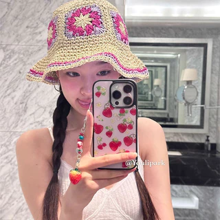 Huiwanju สาวหัวใจแบบเต็มหน้าจอสตรอเบอร์รี่ขอบสีดําสําหรับ iPhone16promax เคสโทรศัพท์มือถือ ip15pro/14/13/12 pro/11