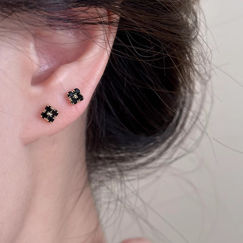 แฟชั่นเกาหลี Rhinestone Four-leaf Clover Mini Stud ต่างหูนักเรียนหญิงเครื่องประดับของขวัญ