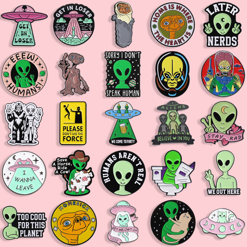 ชุดอุปกรณ์แฟชั่นสำหรับคนต่างด้าว ประกอบด้วยเสื้อผ้า เข็มกลัด และกระเป๋าเป้