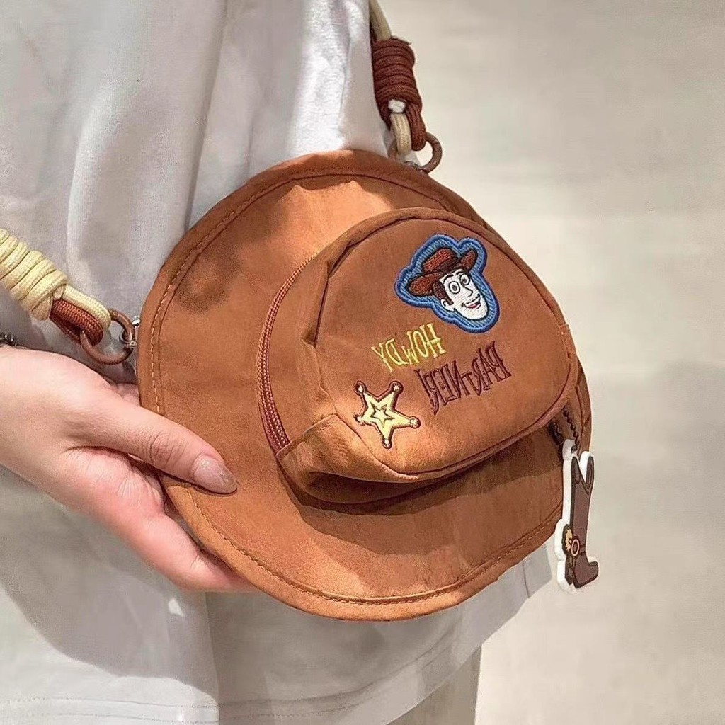 [Toy Story Woody] กระเป๋าโทรศัพท์มือถือรูปหมวกคาวบอยกระเป๋าสนุกขนาดเล็ก ราคา ถูกที่สุด ดีลบีเคเค