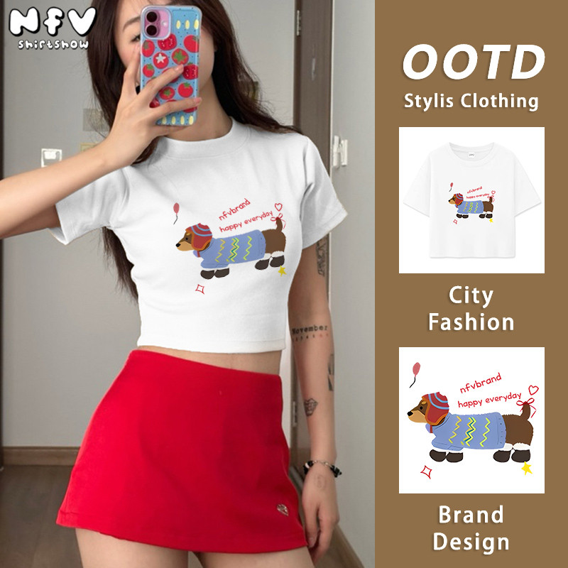 NFV เสื้อยืดเอวลอยผู้หญิง✨baby tee คอกลม ลายหมาแดชชุนด์ แฟชั่นเกาหลี เซ็กซี่ ใส่แล้วดูผอม แมตช์ง่าย YG2192