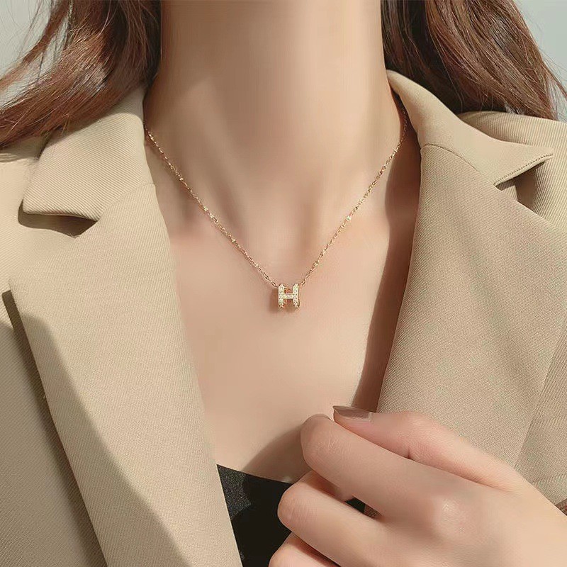 สร้อยคอสไตล์เกาหลี ออกแบบใหม่ อินเทรนด์ H ตัวอักษร Clavicle Chain หรูหราสำหรับ 여성 CEI2
