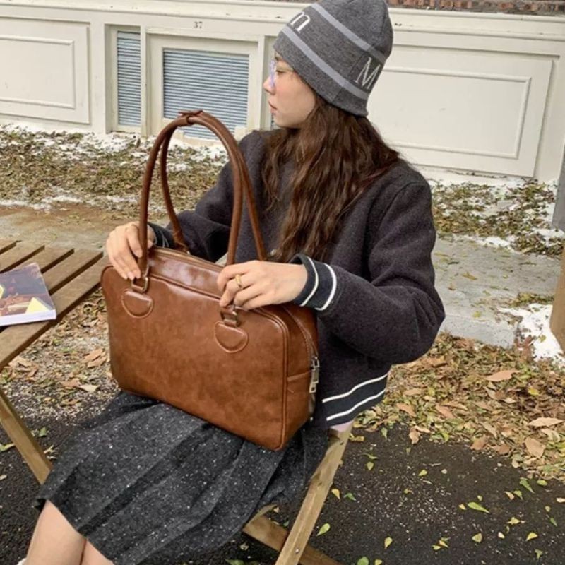 Mousoon กระเป๋าเอกสารความจุขนาดใหญ่สุภาพสตรีใหม่เกาหลีใต้ Ins Retro Minority One-Shoulder Portable Commuter Tote