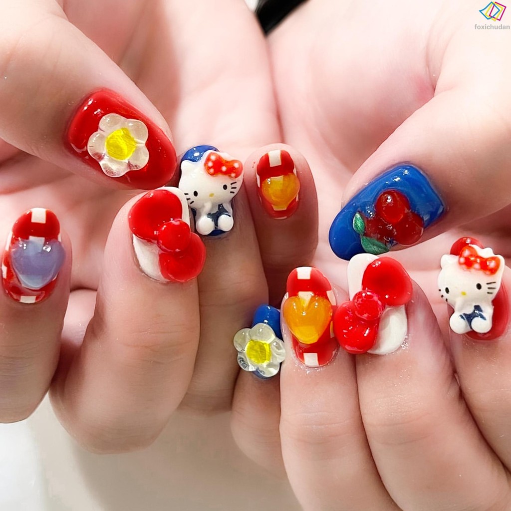 เล็บปลอมสั้นสีแดงสีน้ําเงินพร้อมคิตตี้ตกแต่งน้ําหนักเบาและง่ายต่อการติดเล็บปลอม