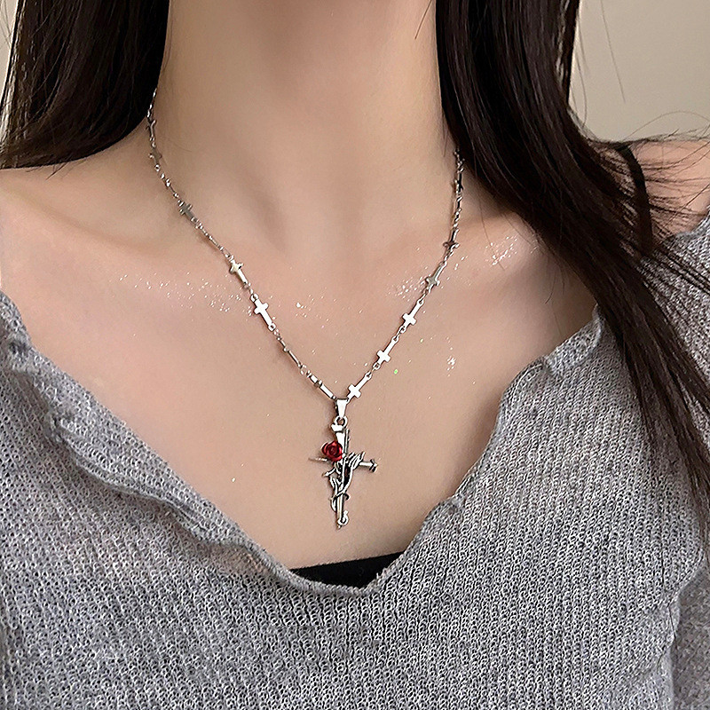 Cross Vine Rose สร้อยคอหญิง High-End หรูหรา ดีไซน์เฉพาะ Clavicle Chain อุปกรณ์เสริมแฟชัน MFYM