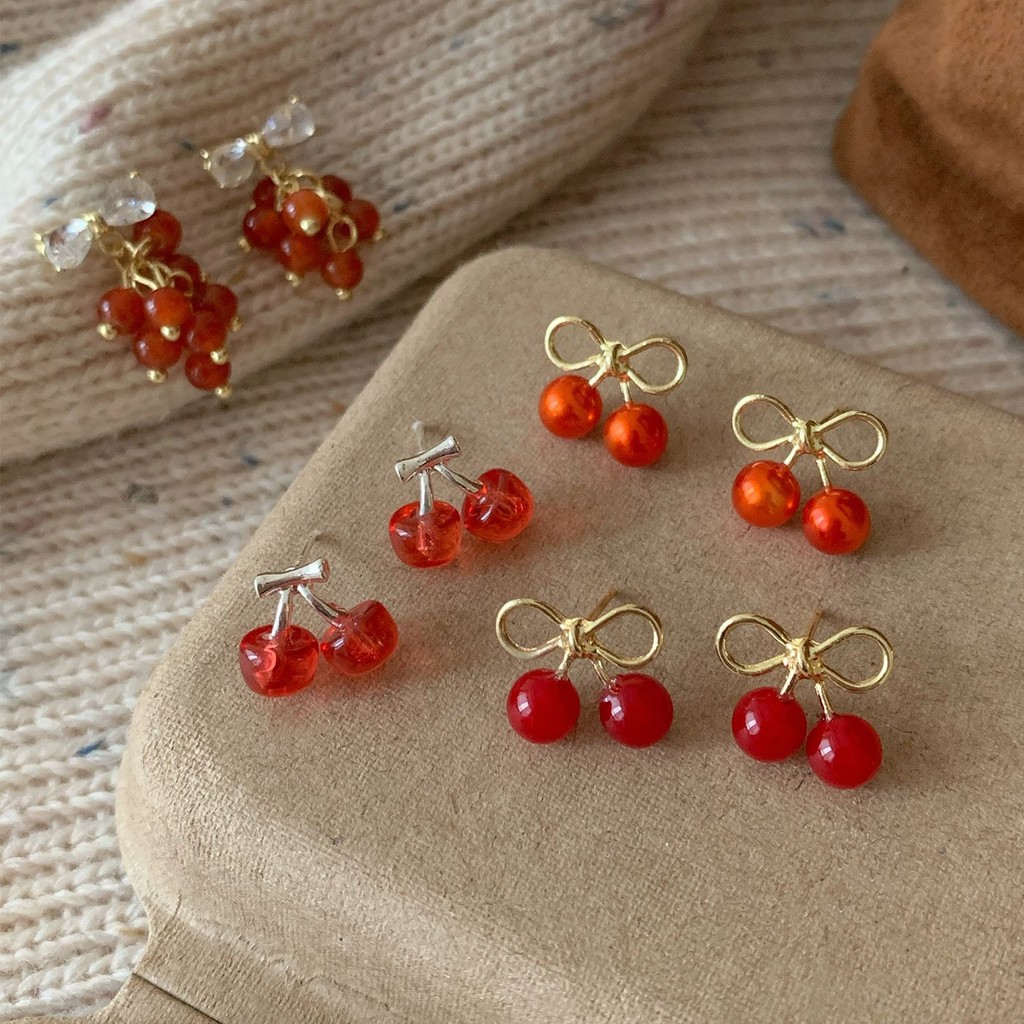 ต่างหูเชอร์รี่ขนาดเล็กขนาดเล็กผู้หญิงญี่ปุ่นย้อนยุคงานรื่นเริงปีใหม่ต่างหูเข็มเงิน อิน ซอก หวานออกแบบต่างหูสีแดงฝ