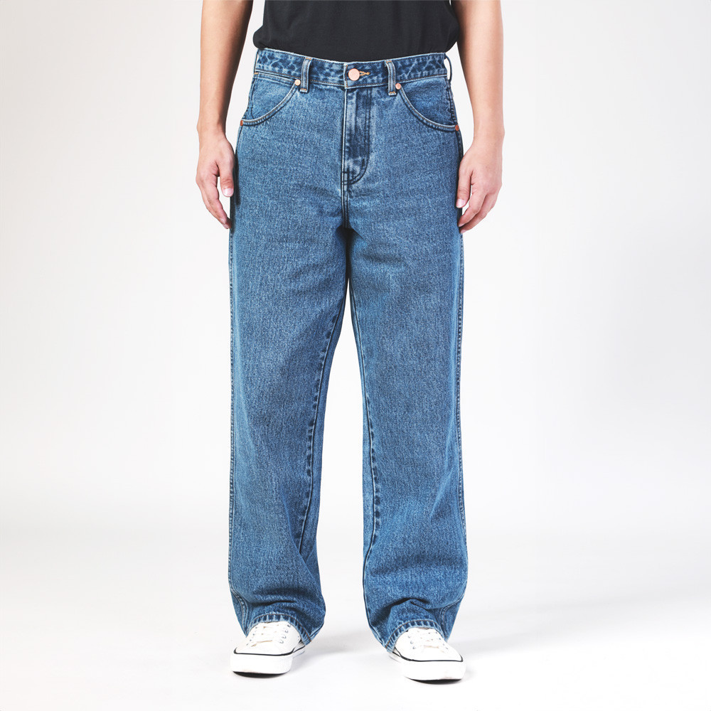 WRANGLER กางเกงยีนส์ผู้ชาย เอวกลาง ทรงกระบอกใหญ่ ทรง Redding รุ่น WR S524MREDF51 สียีนส์อ่อน