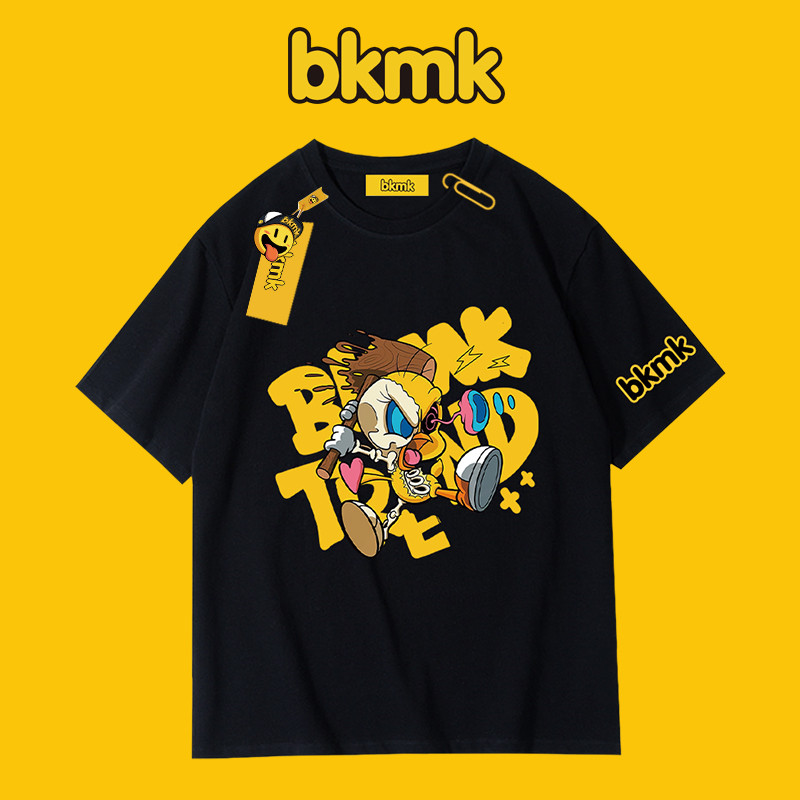 บีเคเอ็มเค สไตล์การ์ตูนแขนสั้นผู้ชายพิมพ์เสื้อยืดขนาดใหญ่เสื้อคุณภาพพรีเมี่ยม ไม่จํากัดเพศ