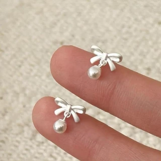 Jinjoo ต่างหูโบว์ รุ่น Dainty Bow Pearls ดีไซน์น่ารักสดใส ลุคคุณหนู (แป้นทับเงินแท้925+จุกยาง) รหัส A45