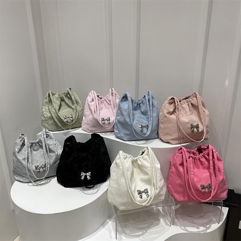 กระเป๋าสะพายข้างผู้หญิงสีทึบแฟชั่นใหม่เวอร์ชั่นเกาหลีอินเทรนด์เรียบง่ายถังผีเสื้อลําลองอเนกประสงค์ไหล่หวาน