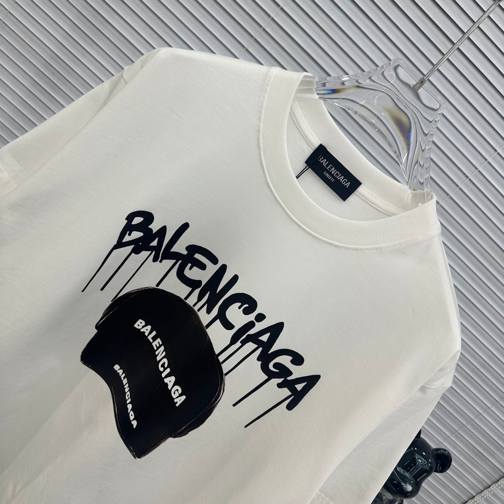 บาเลนเซียก้า'ก เสื้อยืดแขนสั้นพิมพ์ลายตัวอักษรหมวกเบสบอลสําหรับทั้งชายและหญิงหลวมและหลากหลายปีใหม่ด้านบนสําหรับคู่รัก