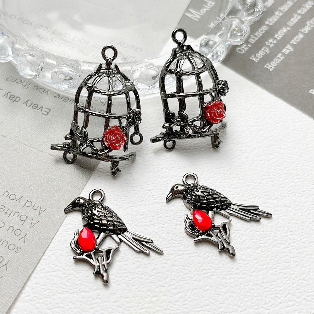 จี้รูปกาและกรง จี้โลหะผสมสีดำ จี้ DIY เข็มกลัด สร้อยคอ โซ่เสื้อกันหนาว อุปกรณ์เสริม