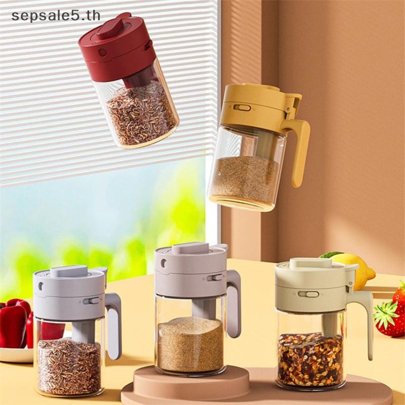 [บ้านใหม่] กล่องเครื่องปรุงรสแก้วพร้อมช้อนฝากันฝุ่นล้างเคาน์เตอร์เครื่องเทศเครื่องปรุงเกลือน้ําตาลขวดเก็บภาชนะอุปกรณ์ครัว {ไทย}