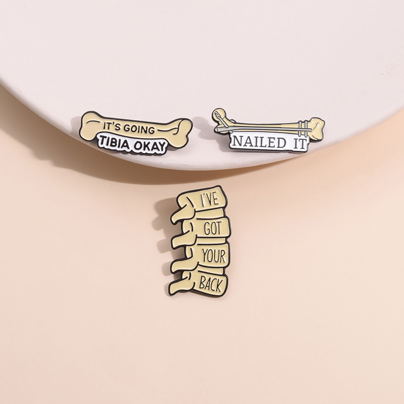 การ์ตูนกระดูกข้อความ Nailed It เข็มกลัดคําคมตลกป้ายโลหะเสื้อผ้าLapel Pinเครื่องประดับของขวัญสําหรับเพื่อน