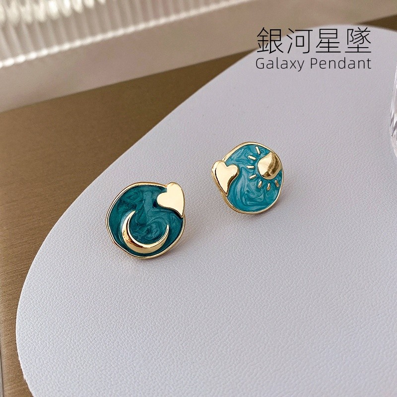 S925 ต่างหู Blue Planet Moon ต่างหูหัวใจไม่สมมาตร Niche Design ต่างหูหวานแผ่นม้วนยุงไม่มี Pierced คลิปหู