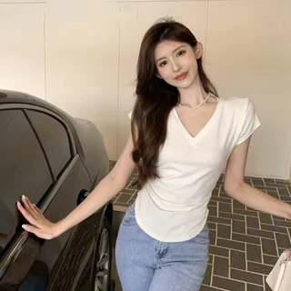 เสื้อยืดคอวี ดีไซน์ไม่ซ้ำใคร สวมใส่แล้วดูเพรียว